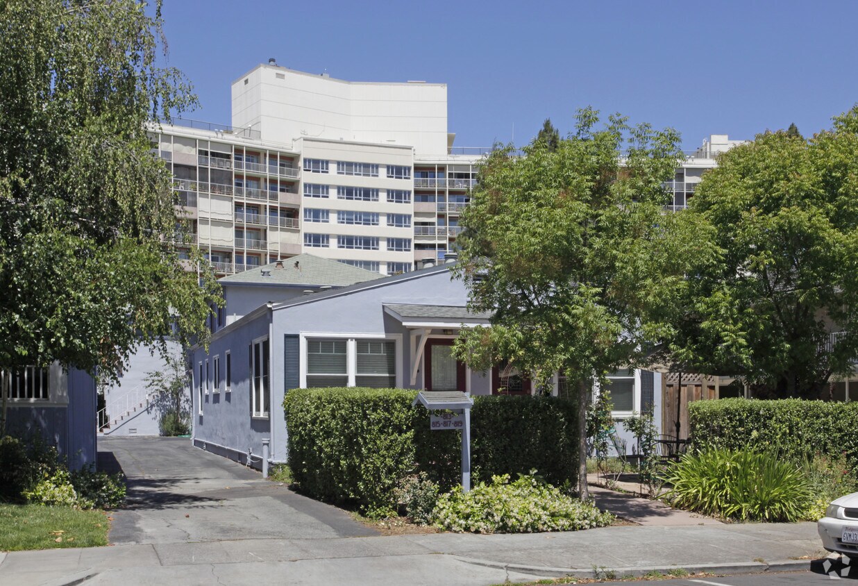 Primary Photo - 809--823 Cowper St