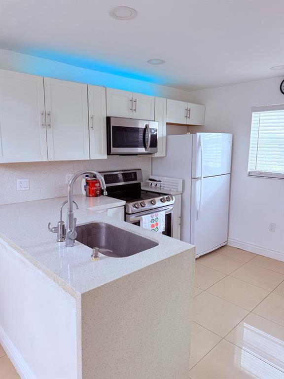 Foto del edificio - 8351 Sands Point Blvd