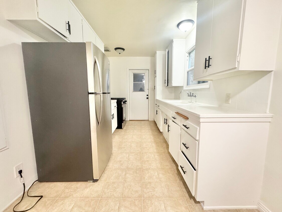 Foto principal - 2249 Merton Ave