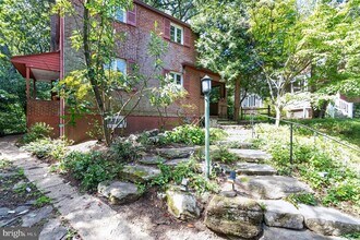 Building Photo - 210 N Evergreen St