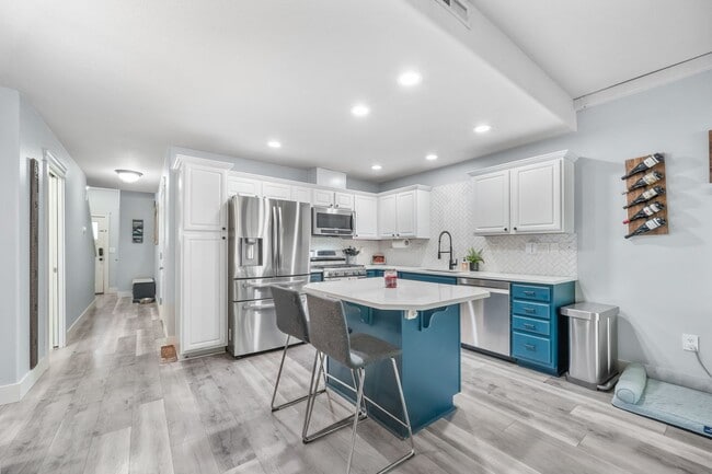 Building Photo - Upgraded & Well-Maintained Milwaukie 3bd/2...