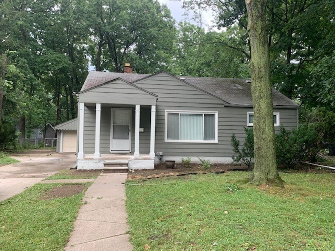 Foto principal - Spacious 4 Bed / 2 Bath Home with Large Ba...