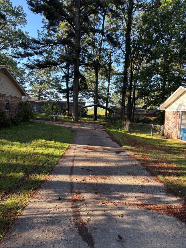 Building Photo - 1300 Pinewood Dr