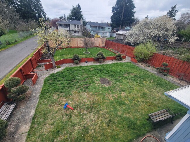 Building Photo - Spacious 4 Bedroom Home in S.Tacoma, Available Now!