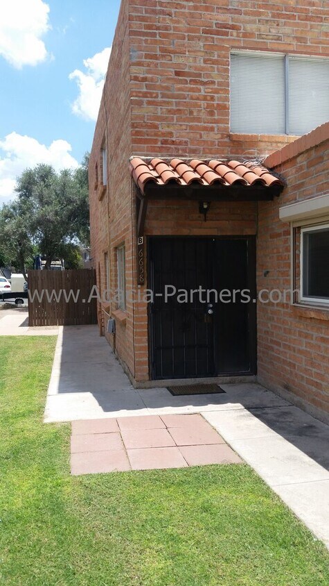 Primary Photo - Beautiful Two Bedroom in the Meadows