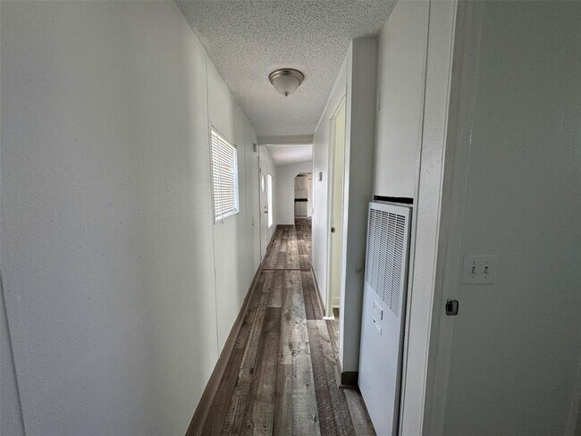 Foto del edificio - 16206 Wood Dr