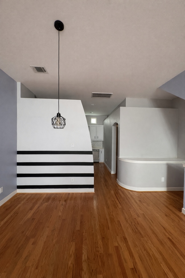 Building Photo - 5941 S Loop E