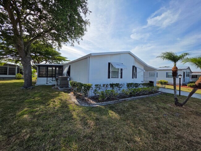 Foto del edificio - 8513 Redbay Ct