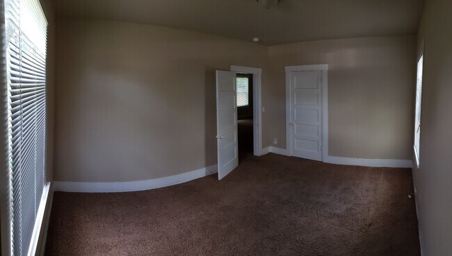 Building Photo - Darling 2 Bedroom Home with Large Bonus Ro...