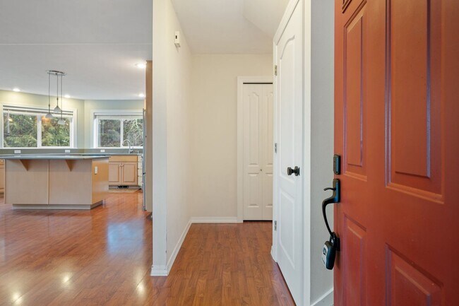 Foto del edificio - Stunning Water Views & Serene Luxury in Po...