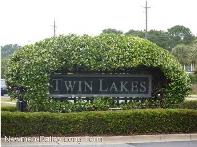 Primary Photo - 210 Twin Lakes Ln