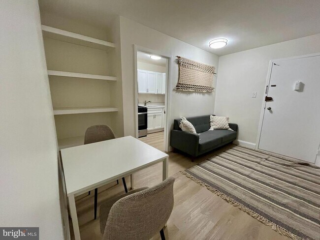 Foto del edificio - 2401 H St NW