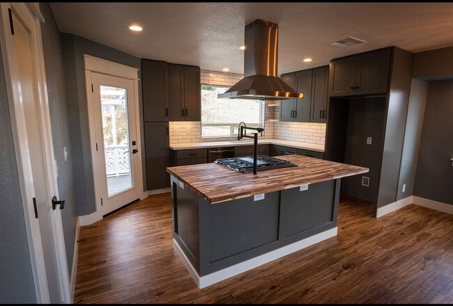 Building Photo - 20825 Crest Dr