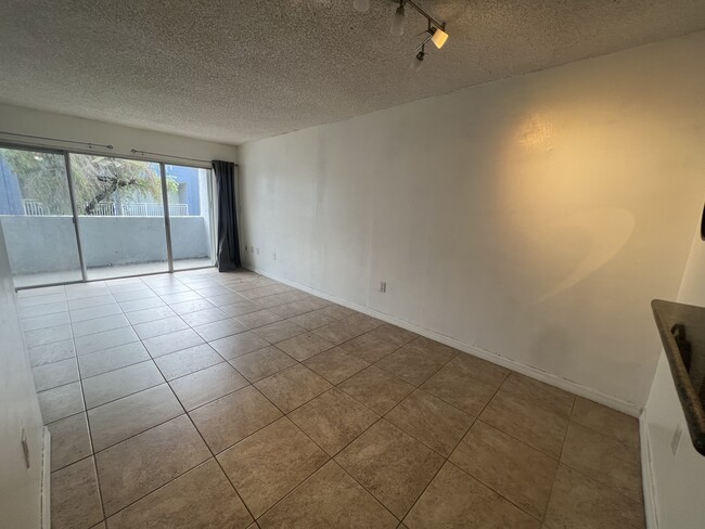 Spacious Living Room - 9371 Fontainebleau Blvd