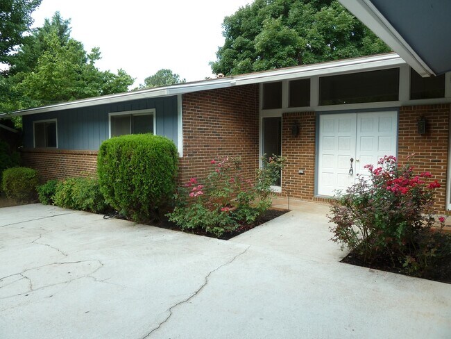 Foto del edificio - 3 Bed / 2.5 Bath with 2300 Square Feet!! A...
