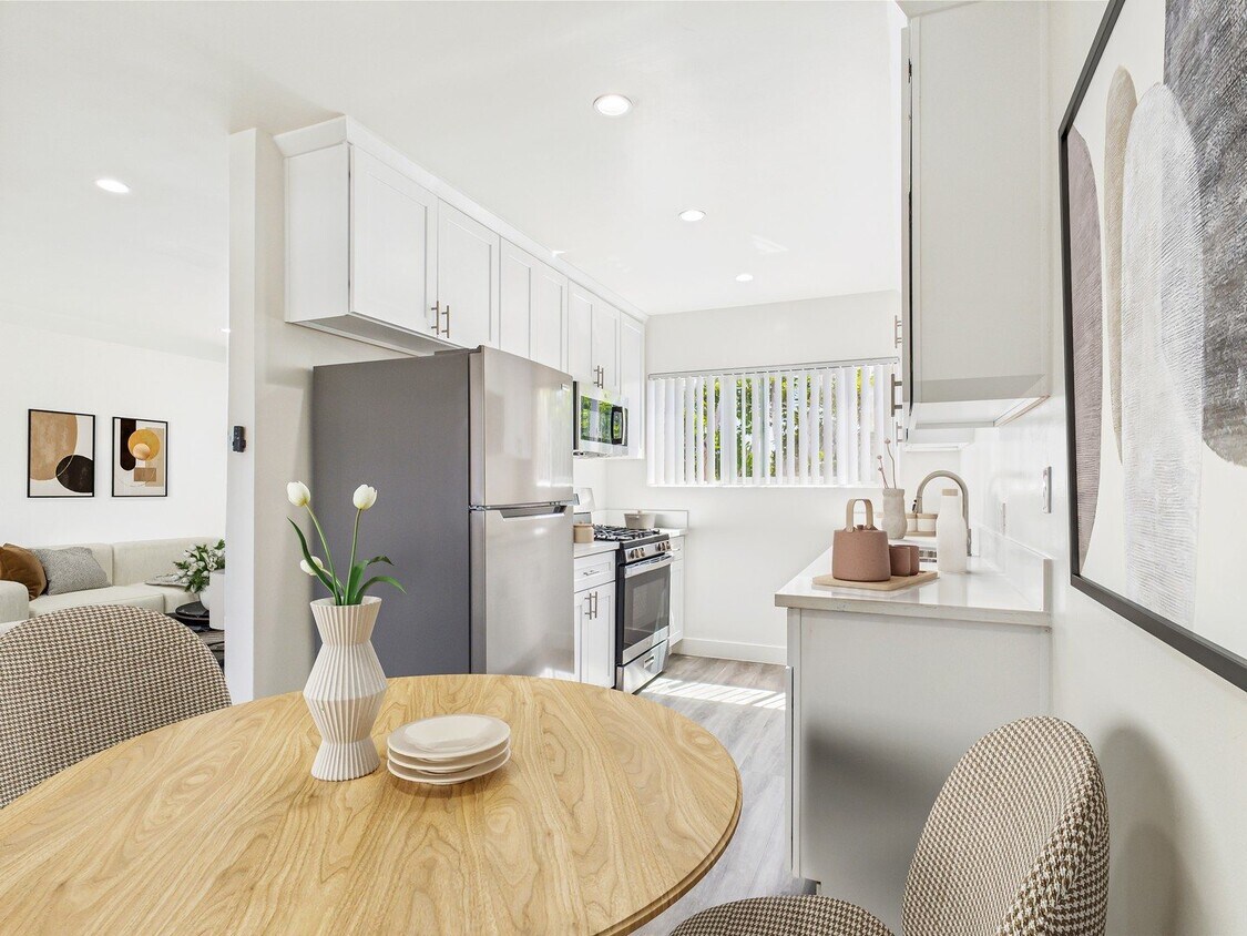 Foto principal - 13060 Burbank Blvd. Apartments