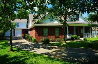 Building Photo - 2429 Chantilly Ln
