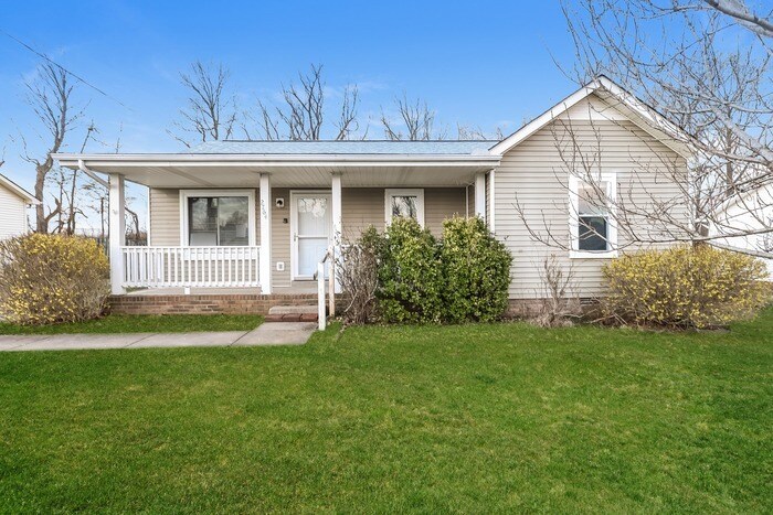 Primary Photo - Beautiful 3 Bedroom Ranch with Fenced Back...