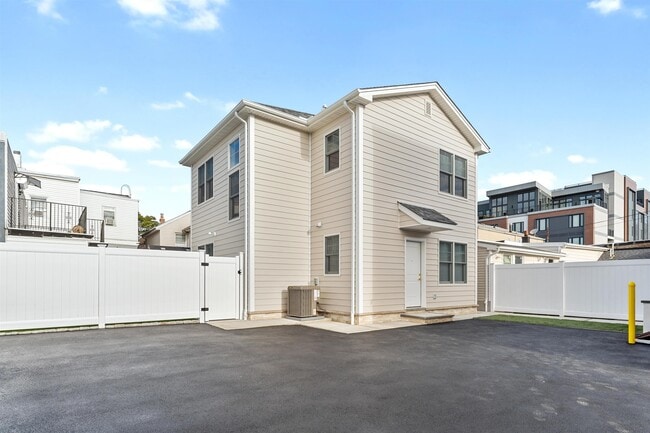 Foto del edificio - 6717 Madison St