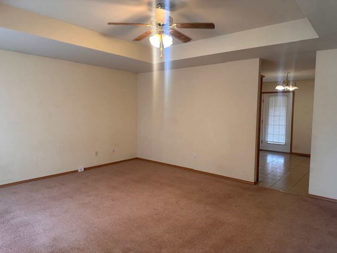Building Photo - All brick 3 bed 2 bath home in SE Springfi...