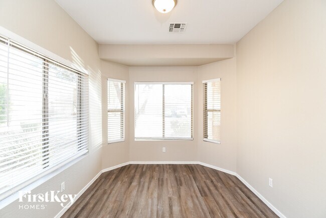 Foto del edificio - 2850 E Silverbell Rd
