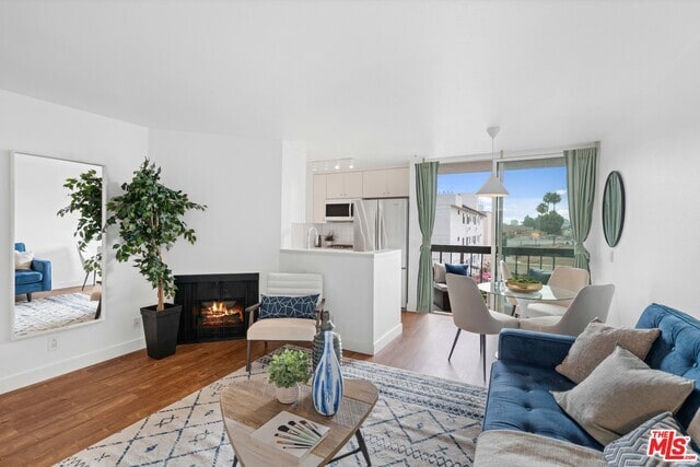 Light Living Room with View - 7320 Hawthorn Ave