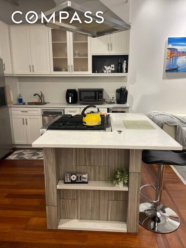 Foto del edificio - 4345-45 E 30th St