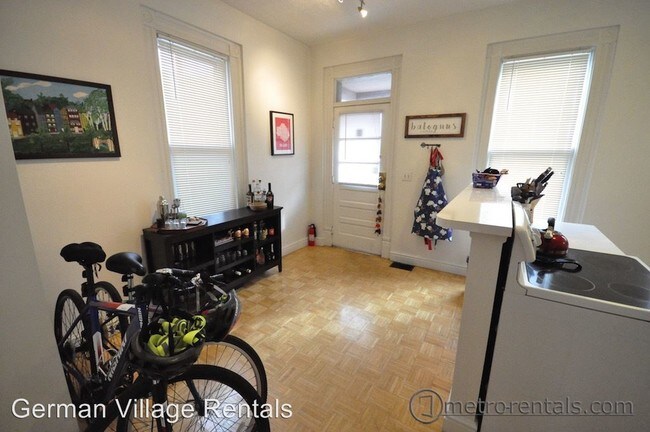 Building Photo - 2 br, 1.5 bath Apartment - 742 Mohawk