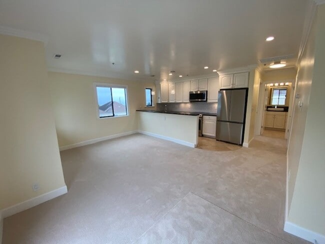 Building Photo - Bright & Stylish Monterey Condo