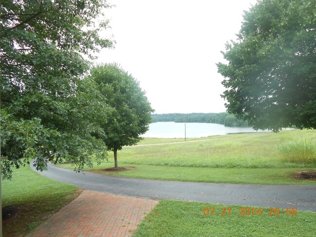 Foto del edificio - 3 Bedroom house in walking distance to Lake Robinson!
