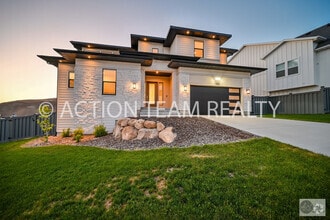 Building Photo - 1722 Oakridge Dr