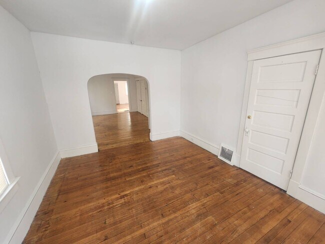 Building Photo - 1065 E 77th St