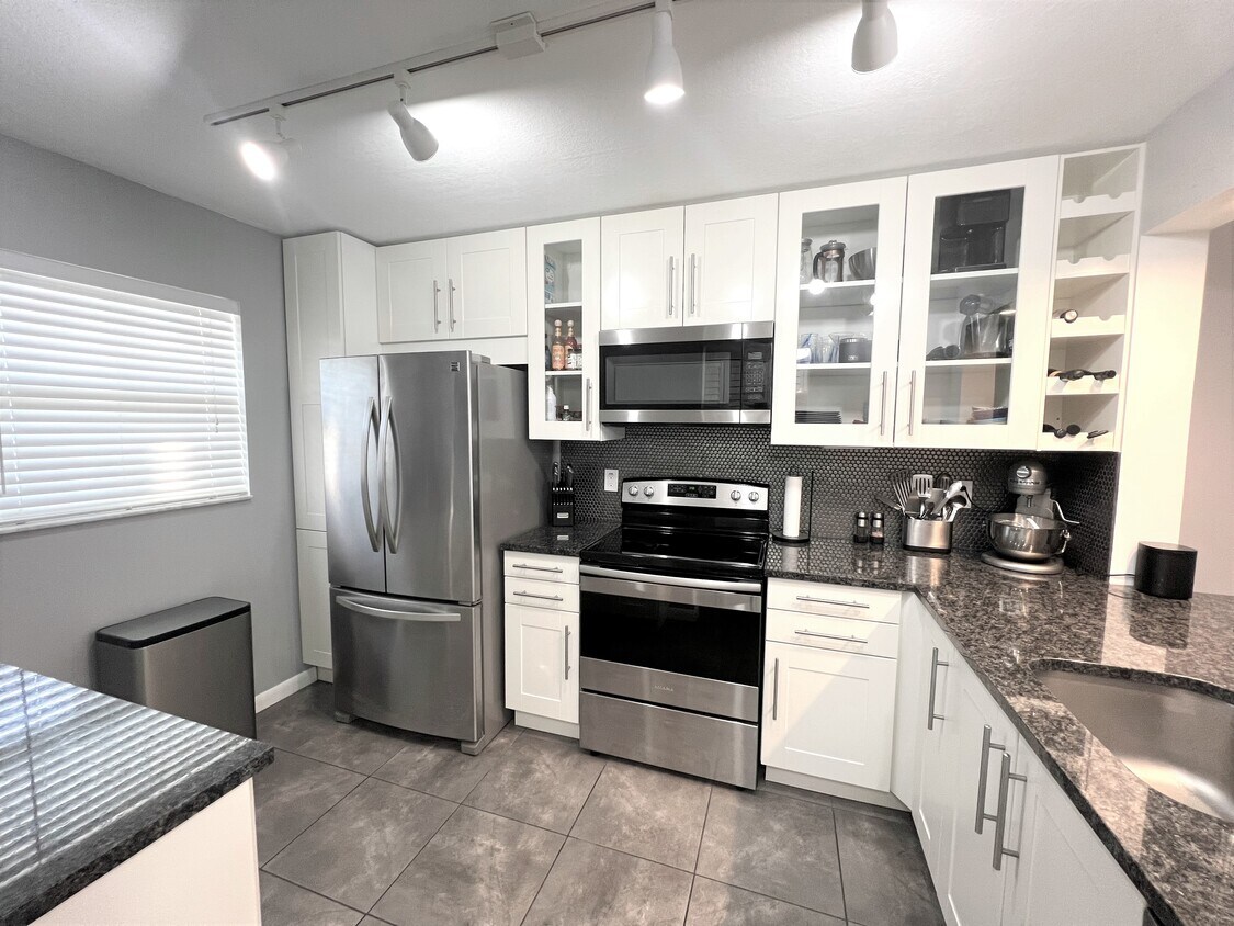 Primary Photo - 2920 SW 22nd Ave