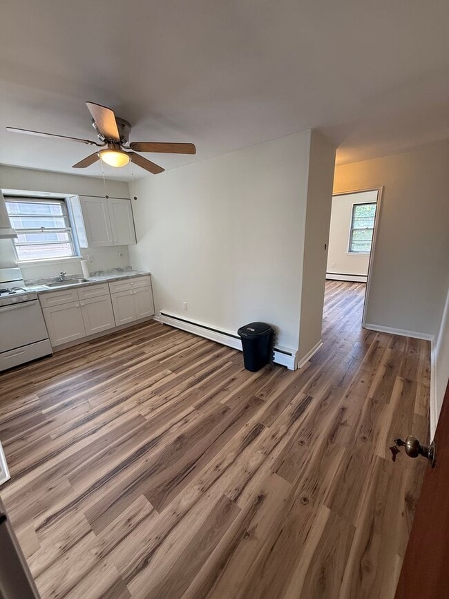 Building Photo - 324 Levick St