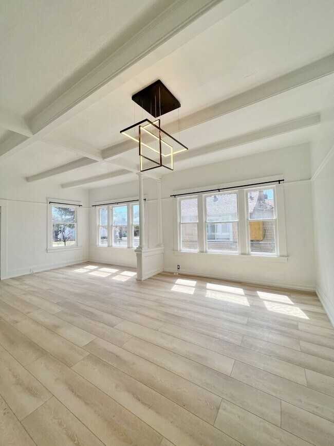 Foto del edificio - RENOVATED 3 BD Bungalow in MidTown!