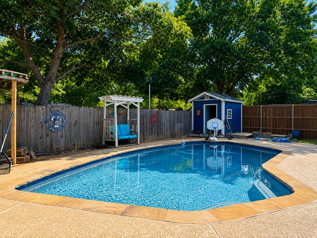 Foto del edificio - Minutes from Historic Downtown Grapevine with a Sparkling Pool Retreat!
