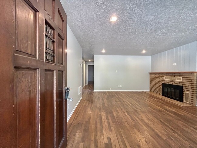Building Photo - Spacious 3 Bed, 1.0 Bath House - Fully Fen...