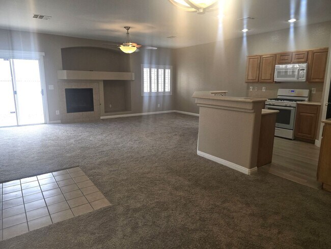 Building Photo - NEWLY REMODELED TOWN HOME IN HENDERSON AWA...