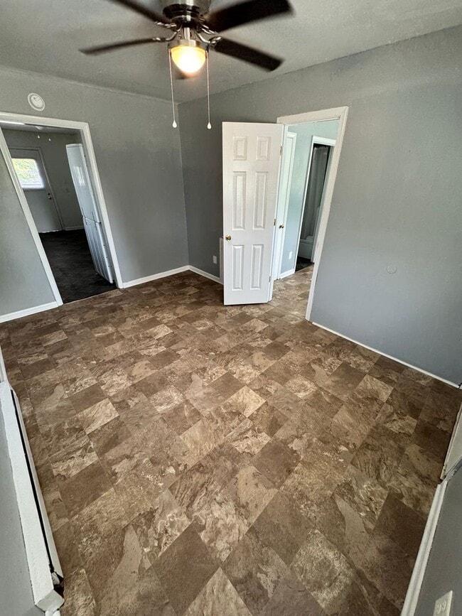 Building Photo - Cozy 3 bed 1.5 bath with Backyard