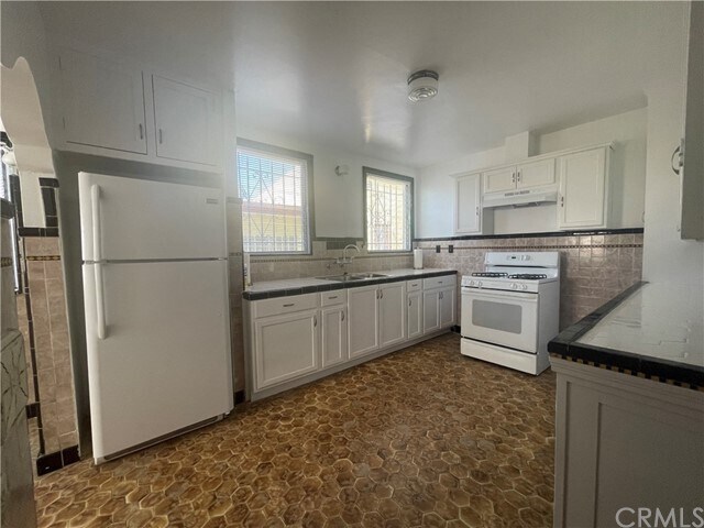 Building Photo - 832 W 95th St