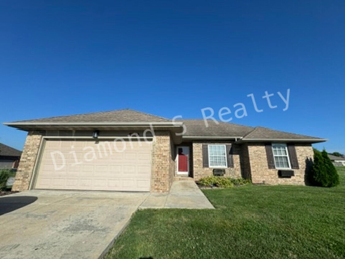 Primary Photo - JUST REDUCED! Nixa Location - 3 Bedroom Ho...