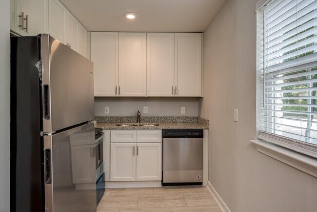 Foto del edificio - 880 St Charles Ave NE