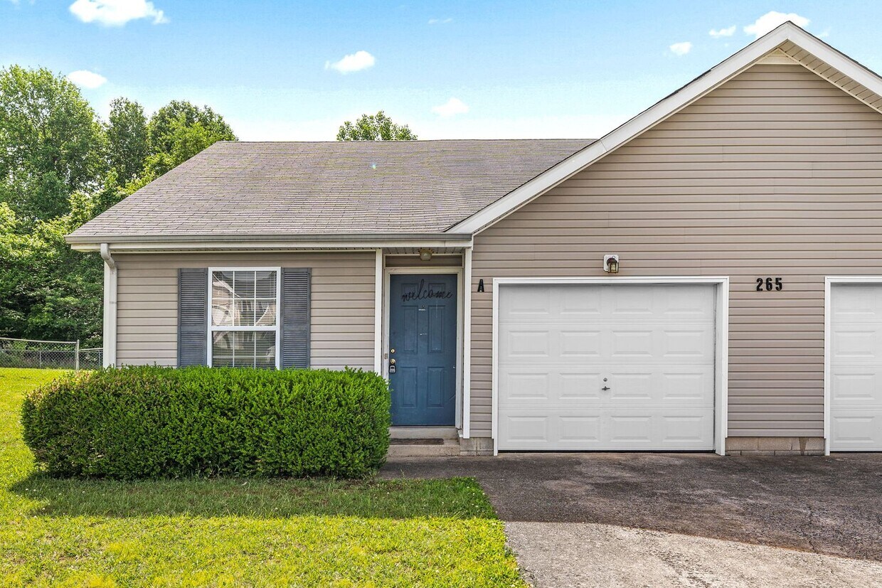 Primary Photo - Newly Updated Townhome Close to Gate 1