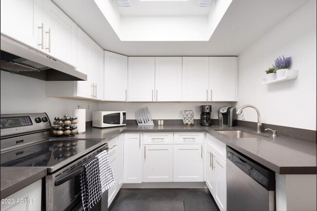 Building Photo - 2516 E 5th Pl