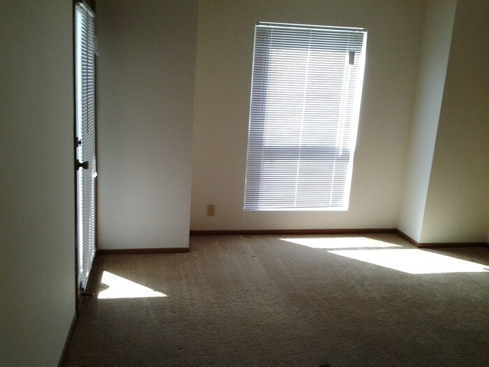Building Photo - 1st floor Unit No Stairs!