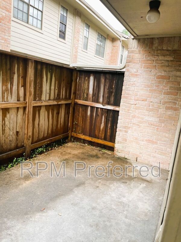 Foto del edificio - 14600 Fonmeadow Dr