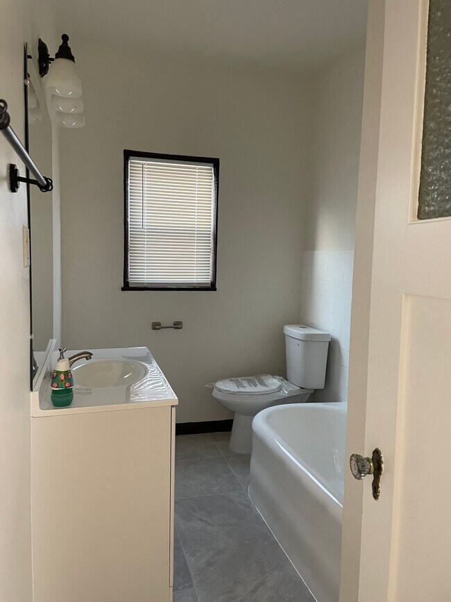 Baño - 619 E Chevy Chase Dr