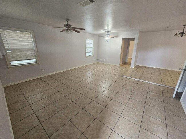 Building Photo - 11 Manor Way