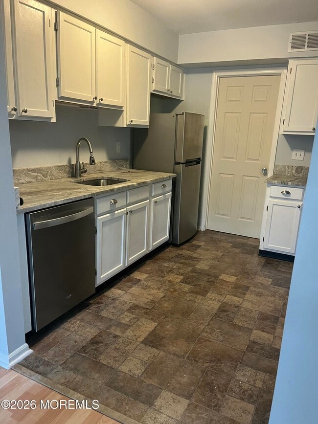 Building Photo - 65 Oak Ln