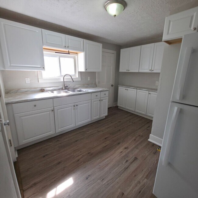 Foto del edificio - Multi Family Home 3 Bedroom and 1 Bath For Rent
